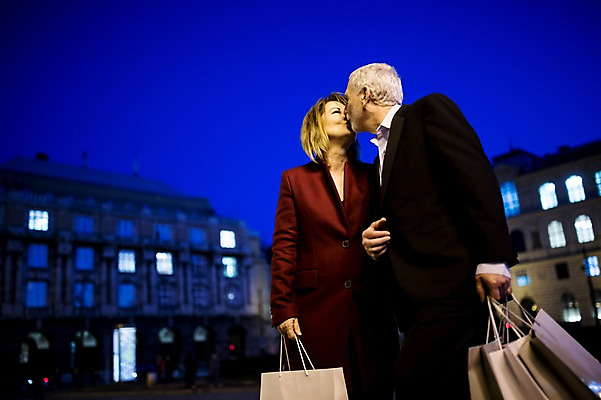 포토 JPG 서양인 커플 여자 노년 남자 로우앵글 50대 데이트 키스 서기 사람 상반신 야외 두명 앞모습 옆모습 실버라이프 빛 쇼핑 쇼핑백 노부부 로맨틱 야간 노인만 국내포토 자연요소 외국인 라이프스타일 부부 뷰포인트 중년 컨셉 가방 관계 모션 성인 애정표현 성인만 파일형식