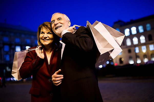 포토 JPG 서양인 커플 응시 여자 노년 남자 50대 데이트 미소 사람 상반신 야외 두명 앞모습 옆모습 실버라이프 빛 쇼핑 쇼핑백 노부부 로맨틱 야간 노인만 국내포토 자연요소 외국인 라이프스타일 부부 시선 뷰포인트 중년 컨셉 가방 관계 표정 성인 성인만 파일형식