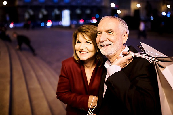 포토 JPG 서양인 커플 응시 여자 노년 남자 50대 데이트 미소 사람 상반신 야외 두명 앞모습 옆모습 실버라이프 빛 쇼핑 쇼핑백 노부부 로맨틱 야간 즐거움 노인만 국내포토 자연요소 외국인 라이프스타일 부부 시선 감정 뷰포인트 중년 컨셉 가방 관계 표정 성인 성인만 파일형식