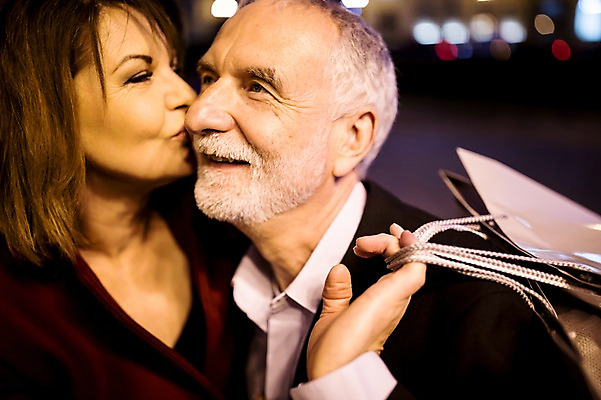 포토 JPG 서양인 커플 응시 여자 노년 남자 50대 데이트 키스 미소 사람 상반신 야외 두명 옆모습 실버라이프 쇼핑 쇼핑백 노부부 로맨틱 야간 노인만 국내포토 자연요소 외국인 라이프스타일 부부 시선 뷰포인트 중년 컨셉 가방 관계 표정 성인 애정표현 성인만 파일형식