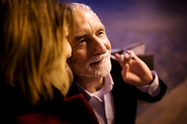 포토 JPG 서양인 커플 응시 여자 노년 남자 50대 데이트 미소 사람 근접촬영 상반신 야외 두명 옆모습 실버라이프 쇼핑 쇼핑백 노부부 로맨틱 야간 노인만 국내포토 자연요소 외국인 라이프스타일 부부 시선 뷰포인트 중년 컨셉 가방 관계 표정 성인 성인만 파일형식