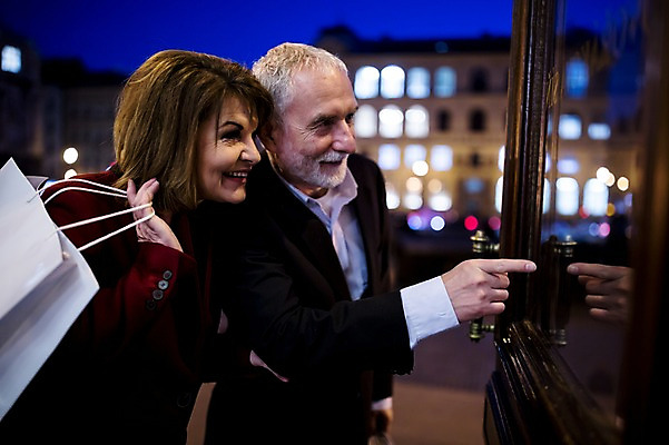 포토 JPG 서양인 커플 응시 여자 노년 남자 50대 데이트 미소 사람 상반신 야외 두명 건물 옆모습 실버라이프 쇼핑 쇼핑백 노부부 로맨틱 가리킴 야간 쇼윈도 노인만 국내포토 자연요소 외국인 라이프스타일 건축물 부부 시선 뷰포인트 중년 컨셉 가방 관계 표정 손짓 성인 전시 성인만 파일형식