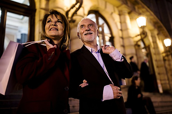 포토 JPG 서양인 커플 응시 여자 노년 남자 50대 가로등 데이트 미소 사람 상반신 야외 두명 옆모습 실버라이프 쇼핑 쇼핑백 팔짱 노부부 로맨틱 야간 노인만 국내포토 자연요소 외국인 라이프스타일 부부 시선 공공시설 뷰포인트 중년 컨셉 가방 관계 모션 표정 성인 성인만 파일형식