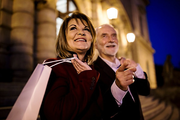 포토 JPG 서양인 커플 응시 여자 노년 남자 50대 가로등 데이트 미소 사람 상반신 야외 두명 옆모습 실버라이프 쇼핑 쇼핑백 노부부 로맨틱 가리킴 야간 노인만 국내포토 자연요소 외국인 라이프스타일 부부 시선 공공시설 뷰포인트 중년 컨셉 가방 관계 표정 손짓 성인 성인만 파일형식