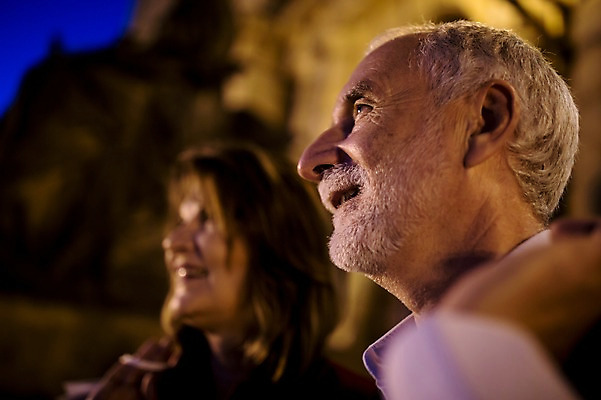 포토 JPG 서양인 커플 응시 여자 노년 남자 로우앵글 50대 데이트 미소 사람 근접촬영 상반신 야외 두명 옆모습 실버라이프 노부부 로맨틱 야간 노인만 국내포토 자연요소 외국인 라이프스타일 부부 시선 뷰포인트 중년 컨셉 관계 표정 성인 성인만 파일형식