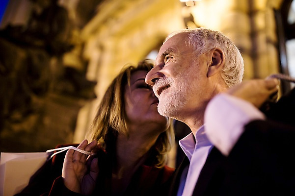 포토 JPG 서양인 커플 여자 노년 남자 로우앵글 50대 데이트 키스 미소 사람 상반신 야외 두명 옆모습 실버라이프 쇼핑 쇼핑백 노부부 로맨틱 야간 노인만 국내포토 자연요소 외국인 라이프스타일 부부 뷰포인트 중년 컨셉 가방 관계 표정 성인 애정표현 성인만 파일형식