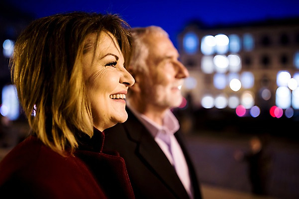 포토 JPG 서양인 커플 응시 여자 노년 남자 50대 데이트 미소 사람 근접촬영 상반신 야외 두명 옆모습 실버라이프 빛 노부부 로맨틱 야간 즐거움 노인만 국내포토 자연요소 외국인 라이프스타일 부부 시선 감정 뷰포인트 중년 컨셉 관계 표정 성인 성인만 파일형식