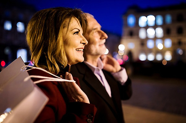 포토 JPG 서양인 커플 응시 여자 노년 남자 50대 데이트 미소 들기 사람 상반신 야외 두명 옆모습 실버라이프 빛 쇼핑 쇼핑백 걷기 노부부 로맨틱 야간 노인만 국내포토 자연요소 외국인 라이프스타일 부부 시선 뷰포인트 중년 컨셉 가방 관계 모션 표정 성인 성인만 파일형식