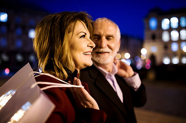 포토 JPG 서양인 커플 응시 여자 노년 남자 50대 데이트 미소 사람 상반신 야외 두명 옆모습 실버라이프 빛 쇼핑 쇼핑백 걷기 노부부 로맨틱 야간 노인만 국내포토 자연요소 외국인 라이프스타일 부부 시선 뷰포인트 중년 컨셉 가방 관계 모션 표정 성인 성인만 파일형식