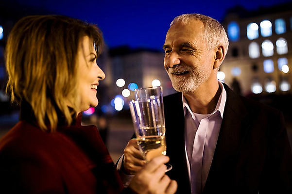 포토 JPG 서양인 커플 응시 여자 노년 남자 50대 데이트 미소 사람 상반신 야외 두명 앞모습 옆모습 실버라이프 빛 마주보기 노부부 로맨틱 야간 샴페인 건배 샴페인잔 노인만 국내포토 자연요소 외국인 라이프스타일 부부 시선 뷰포인트 중년 컨셉 술잔 관계 모션 주류 표정 성인 성인만 파일형식