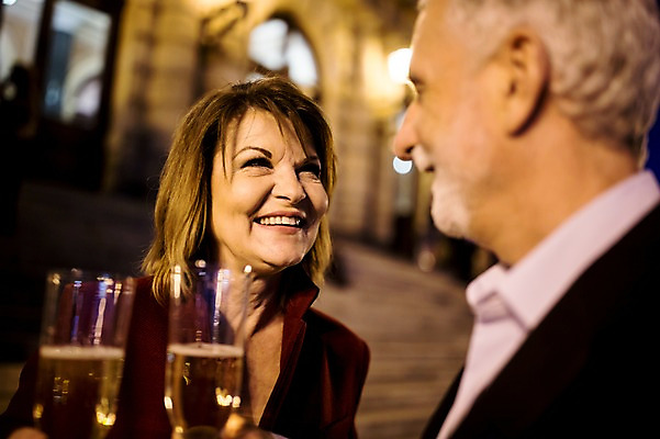 포토 JPG 서양인 커플 응시 여자 노년 남자 50대 데이트 미소 사람 상반신 야외 두명 앞모습 옆모습 실버라이프 마주보기 노부부 로맨틱 야간 샴페인 즐거움 샴페인잔 노인만 국내포토 자연요소 외국인 라이프스타일 부부 시선 감정 뷰포인트 중년 컨셉 술잔 관계 모션 주류 표정 성인 성인만 파일형식