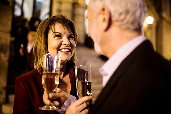 포토 JPG 서양인 커플 응시 여자 노년 남자 50대 데이트 미소 사람 상반신 야외 두명 앞모습 옆모습 실버라이프 마주보기 노부부 로맨틱 야간 샴페인 즐거움 샴페인잔 노인만 국내포토 자연요소 외국인 라이프스타일 부부 시선 감정 뷰포인트 중년 컨셉 술잔 관계 모션 주류 표정 성인 성인만 파일형식