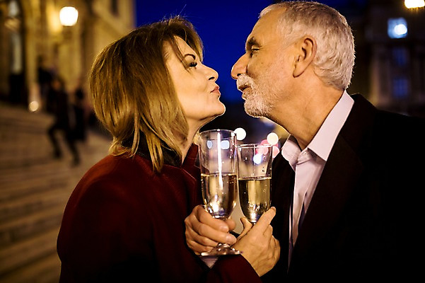 포토 JPG 서양인 커플 응시 여자 노년 남자 50대 데이트 키스 미소 사람 상반신 야외 두명 옆모습 실버라이프 마주보기 노부부 로맨틱 야간 샴페인 샴페인잔 러브샷 노인만 국내포토 자연요소 외국인 라이프스타일 부부 시선 뷰포인트 중년 컨셉 술잔 관계 모션 주류 표정 성인 애정표현 성인만 파일형식