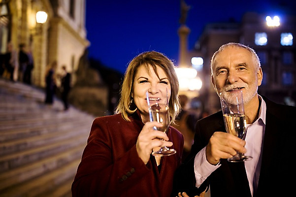 포토 JPG 서양인 커플 응시 여자 노년 남자 50대 데이트 미소 들기 사람 상반신 야외 두명 앞모습 실버라이프 빛 노부부 로맨틱 마시기 야간 샴페인 샴페인잔 노인만 국내포토 자연요소 외국인 라이프스타일 부부 시선 뷰포인트 중년 컨셉 술잔 관계 모션 주류 표정 성인 성인만 파일형식