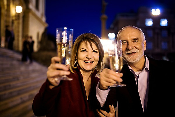 포토 JPG 서양인 커플 응시 여자 노년 남자 50대 데이트 미소 들기 사람 상반신 야외 두명 앞모습 실버라이프 빛 계단 노부부 로맨틱 야간 샴페인 샴페인잔 노인만 국내포토 자연요소 외국인 라이프스타일 부부 시선 뷰포인트 중년 컨셉 술잔 관계 모션 주류 표정 성인 성인만 파일형식