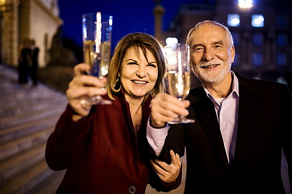 포토 JPG 서양인 커플 응시 여자 노년 남자 50대 데이트 미소 들기 사람 상반신 야외 두명 앞모습 실버라이프 빛 노부부 로맨틱 야간 샴페인 샴페인잔 노인만 국내포토 자연요소 외국인 라이프스타일 부부 시선 뷰포인트 중년 컨셉 술잔 관계 모션 주류 표정 성인 성인만 파일형식