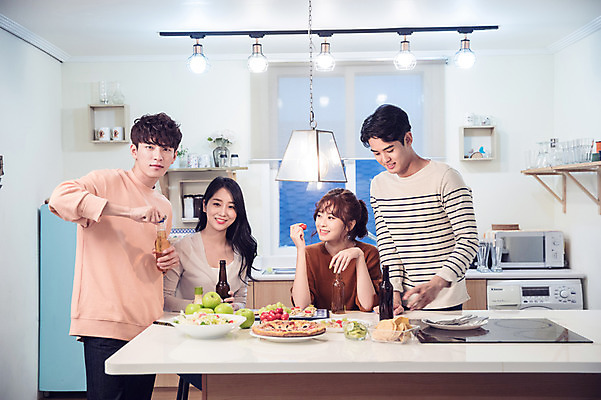 포토 JPG 커플 응시 여자 남자 음식 대학생 포즈 과일 모션 식탁 대학생라이프 조명 맥주 피자 실내 서기 미소 웃음 사람 앉기 여러명 상반신 20대 성인 앞모습 옆모습 캐주얼 친구 청춘 파티 주방 샐러드 한국인 안주 즐거움 준비 맥주병 병따개 홈파티 성인만 레이어드홈 국내포토 학생 라이프스타일 시선 옷 감정 뷰포인트 다수 컨셉 관계 탁자 술병 주류 패스트푸드 서양음식 표정 동양인 이벤트 청년 내부 파일형식