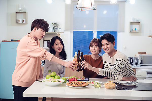 포토 JPG 커플 응시 여자 남자 음식 대학생 포즈 과일 모션 식탁 대학생라이프 전등 맥주 피자 실내 미소 웃음 들기 사람 여러명 상반신 20대 성인 앞모습 옆모습 캐주얼 친구 청춘 파티 주방 샐러드 한국인 창가 안주 즐거움 건배 맥주병 홈파티 성인만 레이어드홈 국내포토 학생 라이프스타일 시선 옷 감정 뷰포인트 다수 컨셉 창문 관계 탁자 술병 조명 주류 패스트푸드 서양음식 표정 동양인 이벤트 청년 내부 파일형식