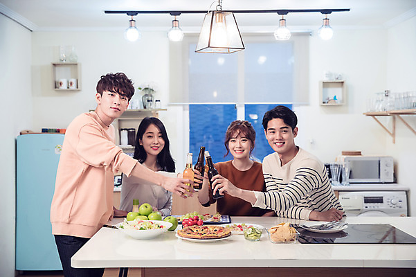 포토 JPG 커플 응시 여자 남자 음식 대학생 포즈 과일 모션 식탁 대학생라이프 조명 맥주 피자 실내 미소 웃음 사람 여러명 상반신 20대 성인 앞모습 옆모습 캐주얼 친구 청춘 파티 과자 주방 샐러드 한국인 창가 안주 즐거움 건배 맥주병 홈파티 성인만 레이어드홈 국내포토 학생 라이프스타일 시선 옷 감정 뷰포인트 다수 컨셉 창문 관계 탁자 술병 디저트 주류 패스트푸드 서양음식 표정 동양인 이벤트 청년 내부 파일형식