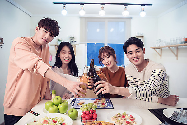 포토 JPG 커플 응시 여자 남자 음식 대학생 포즈 과일 모션 식탁 대학생라이프 전등 조명 맥주 피자 실내 요리 미소 웃음 들기 사람 여러명 상반신 20대 성인 앞모습 옆모습 캐주얼 친구 청춘 파티 주방 샐러드 한국인 카나페 안주 즐거움 건배 맥주병 홈파티 성인만 레이어드홈 국내포토 학생 라이프스타일 시선 옷 감정 뷰포인트 다수 컨셉 관계 탁자 술병 주류 패스트푸드 서양음식 표정 동양인 이벤트 청년 내부 파일형식