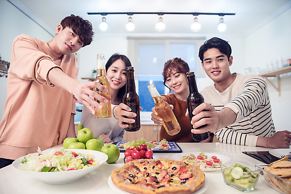 포토 JPG 커플 응시 여자 남자 음식 대학생 포즈 과일 모션 식탁 대학생라이프 조명 맥주 피자 실내 미소 웃음 들기 사람 여러명 상반신 20대 성인 앞모습 옆모습 캐주얼 친구 청춘 파티 주방 샐러드 한국인 손내밀기 안주 즐거움 건배 맥주병 홈파티 성인만 레이어드홈 국내포토 학생 라이프스타일 시선 옷 감정 뷰포인트 다수 컨셉 관계 탁자 술병 주류 패스트푸드 서양음식 표정 동양인 손짓 이벤트 청년 내부 파일형식