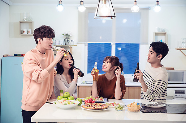 포토 JPG 커플 응시 여자 남자 음식 대학생 포즈 과일 모션 식탁 대학생라이프 조명 맥주 피자 실내 대화 서기 웃음 들기 사람 앉기 여러명 상반신 20대 성인 앞모습 옆모습 캐주얼 친구 청춘 파티 주방 샐러드 한국인 마시기 창가 안주 즐거움 맥주병 홈파티 성인만 레이어드홈 국내포토 학생 라이프스타일 시선 옷 감정 뷰포인트 다수 컨셉 창문 관계 탁자 술병 주류 패스트푸드 서양음식 표정 말하기 동양인 이벤트 청년 내부 파일형식