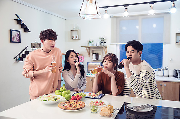 포토 JPG 커플 응시 여자 남자 음식 대학생 포즈 과일 모션 식탁 대학생라이프 맥주 피자 실내 서기 들기 사람 앉기 여러명 상반신 20대 성인 앞모습 옆모습 캐주얼 친구 청춘 파티 주방 샐러드 한국인 마시기 찡그림 안주 맥주병 홈파티 성인만 레이어드홈 국내포토 학생 라이프스타일 시선 옷 뷰포인트 다수 컨셉 관계 탁자 술병 주류 패스트푸드 서양음식 표정 동양인 이벤트 청년 내부 파일형식