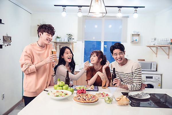 포토 JPG 커플 여자 남자 음식 대학생 포즈 과일 모션 식탁 대학생라이프 전등 맥주 피자 실내 서기 웃음 들기 사람 앉기 여러명 상반신 20대 성인 앞모습 옆모습 캐주얼 친구 청춘 파티 과자 주방 샐러드 한국인 마시기 먹여주기 안주 즐거움 맥주병 홈파티 성인만 레이어드홈 국내포토 학생 라이프스타일 옷 감정 뷰포인트 다수 컨셉 관계 탁자 술병 디저트 조명 주류 패스트푸드 서양음식 표정 동양인 이벤트 청년 내부 먹기 파일형식