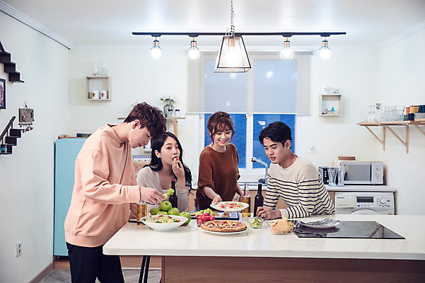 포토 JPG 접시 커플 응시 여자 남자 음식 대학생 포즈 모션 식탁 대학생라이프 맥주 피자 실내 서기 들기 사람 앉기 여러명 상반신 20대 성인 앞모습 옆모습 캐주얼 친구 청춘 파티 주방 샐러드 한국인 먹기 카나페 안주 맥주병 요리중 홈파티 성인만 레이어드홈 국내포토 학생 라이프스타일 식기 시선 옷 뷰포인트 다수 컨셉 관계 탁자 술병 주류 패스트푸드 서양음식 동양인 이벤트 청년 내부 파일형식