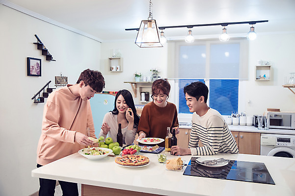 포토 JPG 커플 응시 여자 남자 음식 대학생 포즈 모션 식탁 대학생라이프 전등 조명 맥주 피자 실내 요리 서기 미소 웃음 사람 앉기 여러명 상반신 20대 성인 앞모습 옆모습 캐주얼 친구 청춘 파티 주방 샐러드 한국인 먹기 안주 즐거움 맥주병 홈파티 성인만 레이어드홈 국내포토 학생 라이프스타일 시선 옷 감정 뷰포인트 다수 컨셉 관계 탁자 술병 주류 패스트푸드 서양음식 표정 동양인 이벤트 청년 내부 파일형식