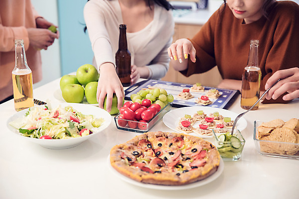 포토 JPG 손 여자 남자 대학생 포즈 포크 모션 식탁 대학생라이프 맥주 피자 실내 서기 사람 앉기 손짓 여러명 상반신 20대 성인 앞모습 옆모습 캐주얼 친구 청춘 파티 과자 주방 샐러드 한국인 잡기 사과 카나페 안주 피클 맥주병 홈파티 성인만 국내포토 학생 라이프스타일 식기 옷 음식 뷰포인트 다수 컨셉 과일 관계 탁자 술병 디저트 주류 패스트푸드 서양음식 동양인 이벤트 청년 내부 신체부위 절임 파일형식