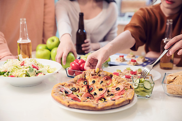 포토 JPG 손 여자 남자 대학생 포즈 포크 모션 식탁 대학생라이프 맥주 한손 피자 실내 서기 사람 앉기 손짓 근접촬영 여러명 상반신 20대 성인 앞모습 옆모습 신체부위 캐주얼 친구 청춘 파티 주방 샐러드 한국인 잡기 사과 안주 피클 맥주병 홈파티 성인만 국내포토 학생 라이프스타일 식기 옷 음식 뷰포인트 다수 컨셉 과일 관계 탁자 술병 주류 패스트푸드 서양음식 동양인 이벤트 청년 내부 절임 파일형식