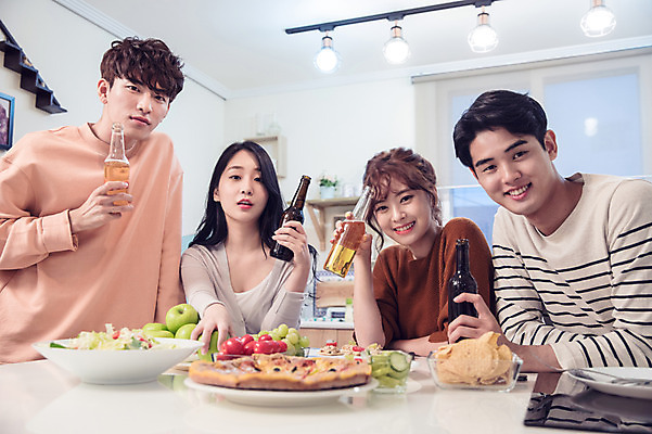 포토 JPG 커플 응시 여자 남자 음식 대학생 포즈 과일 모션 식탁 대학생라이프 맥주 피자 실내 서기 미소 웃음 들기 사람 앉기 여러명 상반신 20대 성인 앞모습 옆모습 캐주얼 친구 청춘 파티 과자 주방 기댐 샐러드 한국인 마시기 안주 즐거움 맥주병 홈파티 성인만 레이어드홈 국내포토 학생 라이프스타일 시선 옷 감정 뷰포인트 다수 컨셉 관계 탁자 술병 디저트 주류 패스트푸드 서양음식 표정 동양인 이벤트 청년 내부 파일형식