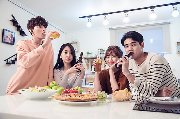 포토 JPG 커플 응시 여자 남자 음식 대학생 포즈 모션 식탁 대학생라이프 조명 맥주 피자 실내 서기 미소 웃음 들기 사람 앉기 여러명 상반신 20대 성인 앞모습 옆모습 캐주얼 친구 청춘 파티 주방 샐러드 한국인 마시기 안주 즐거움 맥주병 홈파티 성인만 레이어드홈 국내포토 학생 라이프스타일 시선 옷 감정 뷰포인트 다수 컨셉 관계 탁자 술병 주류 패스트푸드 서양음식 표정 동양인 이벤트 청년 내부 파일형식