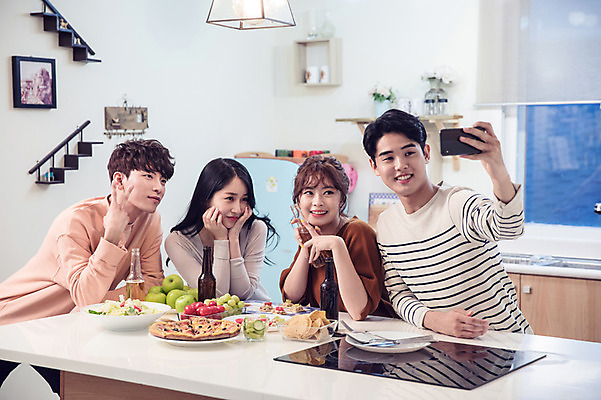 포토 JPG 커플 응시 여자 남자 음식 대학생 포즈 모션 식탁 대학생라이프 피자 실내 서기 미소 웃음 사람 앉기 여러명 상반신 20대 성인 앞모습 옆모습 캐주얼 친구 스마트폰 청춘 파티 주방 턱괴기 샐러드 한국인 사과 셀프카메라 안주 즐거움 브이 맥주병 홈파티 성인만 단체사진 레이어드홈 국내포토 학생 라이프스타일 시선 옷 감정 뷰포인트 다수 컨셉 과일 관계 탁자 술병 맥주 패스트푸드 서양음식 표정 동양인 손짓 이벤트 청년 내부 핸드폰 스마트기기 사진촬영 기념사진 파일형식