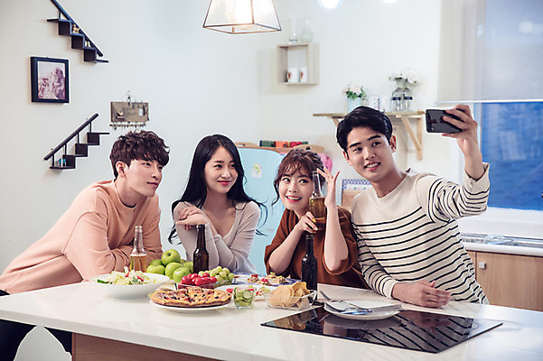 포토 JPG 커플 응시 여자 남자 음식 대학생 포즈 모션 식탁 대학생라이프 전등 맥주 피자 실내 서기 미소 웃음 사람 앉기 여러명 상반신 20대 성인 앞모습 옆모습 캐주얼 친구 스마트폰 청춘 파티 주방 기댐 샐러드 한국인 셀프카메라 안주 즐거움 맥주병 홈파티 성인만 단체사진 레이어드홈 국내포토 학생 라이프스타일 시선 옷 감정 뷰포인트 다수 컨셉 관계 탁자 술병 조명 주류 패스트푸드 서양음식 표정 동양인 이벤트 청년 내부 핸드폰 스마트기기 사진촬영 기념사진 파일형식