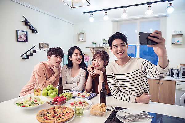 포토 JPG 커플 응시 여자 남자 음식 대학생 포즈 모션 식탁 대학생라이프 맥주 피자 실내 미소 웃음 사람 앉기 여러명 상반신 20대 성인 앞모습 옆모습 캐주얼 친구 스마트폰 청춘 파티 팔짱 주방 기댐 턱괴기 샐러드 한국인 셀프카메라 안주 즐거움 맥주병 홈파티 성인만 단체사진 레이어드홈 국내포토 학생 라이프스타일 시선 옷 감정 뷰포인트 다수 컨셉 관계 탁자 술병 주류 패스트푸드 서양음식 표정 동양인 이벤트 청년 내부 핸드폰 스마트기기 사진촬영 기념사진 파일형식 음료 가구 병_용기 인종 생활 전자제품 촬영 인스턴트 생활용품 오브젝트