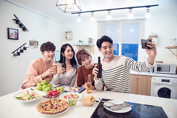 포토 JPG 커플 응시 여자 남자 음식 대학생 포즈 모션 식탁 대학생라이프 전등 조명 맥주 피자 실내 미소 웃음 들기 사람 앉기 여러명 상반신 20대 성인 앞모습 옆모습 캐주얼 친구 스마트폰 청춘 파티 주방 샐러드 한국인 셀프카메라 안주 즐거움 맥주병 홈파티 성인만 단체사진 레이어드홈 국내포토 학생 라이프스타일 시선 옷 감정 뷰포인트 다수 컨셉 관계 탁자 술병 주류 패스트푸드 서양음식 표정 동양인 이벤트 청년 내부 핸드폰 스마트기기 사진촬영 기념사진 파일형식