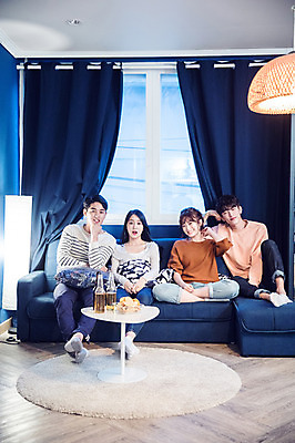 포토 JPG 주간 전신 커플 응시 여자 남자 대학생 포즈 모션 탁자 대학생라이프 전등 맥주 실내 미소 사람 앉기 여러명 20대 성인 앞모습 캐주얼 파란색 친구 청춘 소파 파티 과자 기댐 턱괴기 놀람 한국인 창가 안주 즐거움 맥주병 영화감상 홈파티 성인만 레이어드홈 국내포토 자연요소 학생 라이프스타일 시선 옷 감정 뷰포인트 컬러 가구 다수 컨셉 의자 창문 관계 술병 디저트 조명 주류 표정 동양인 이벤트 청년 내부 감상 영화 파일형식