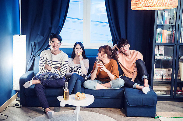 포토 JPG 주간 전신 커플 응시 여자 남자 대학생 포즈 모션 탁자 대학생라이프 조명 책장 맥주 실내 미소 들기 사람 앉기 여러명 20대 성인 앞모습 캐주얼 파란색 친구 청춘 소파 파티 과자 한국인 마시기 커튼 창가 안주 즐거움 맥주병 홈파티 성인만 레이어드홈 국내포토 자연요소 학생 라이프스타일 시선 옷 감정 뷰포인트 컬러 가구 다수 컨셉 의자 창문 관계 술병 디저트 주류 표정 동양인 이벤트 청년 내부 파일형식