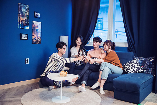 포토 JPG 주간 전신 커플 여자 남자 대학생 포즈 모션 탁자 대학생라이프 맥주 실내 미소 사람 앉기 여러명 20대 성인 앞모습 옆모습 캐주얼 파란색 친구 청춘 소파 파티 과자 한국인 다리꼬기 창가 즐거움 건배 맥주병 홈파티 성인만 클래식블루 레이어드홈 국내포토 자연요소 학생 라이프스타일 옷 감정 뷰포인트 컬러 가구 다수 컨셉 의자 창문 관계 술병 디저트 주류 표정 동양인 이벤트 청년 내부 파일형식 트랜드컬러