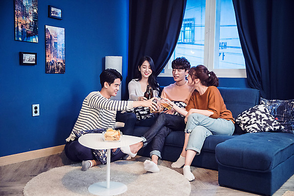 포토 JPG 주간 전신 커플 여자 남자 대학생 포즈 모션 탁자 대학생라이프 맥주 실내 미소 들기 사람 앉기 여러명 20대 성인 앞모습 옆모습 캐주얼 파란색 친구 청춘 소파 파티 과자 한국인 다리꼬기 안주 즐거움 건배 맥주병 홈파티 성인만 레이어드홈 국내포토 자연요소 학생 라이프스타일 옷 감정 뷰포인트 컬러 가구 다수 컨셉 의자 관계 술병 디저트 주류 표정 동양인 이벤트 청년 내부 파일형식