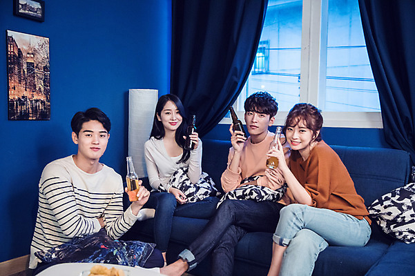 포토 JPG 주간 커플 응시 여자 남자 대학생 포즈 모션 대학생라이프 맥주 실내 미소 들기 사람 앉기 여러명 상반신 20대 성인 앞모습 옆모습 캐주얼 파란색 친구 청춘 소파 파티 한국인 마시기 다리꼬기 창가 맥주병 홈파티 성인만 레이어드홈 국내포토 자연요소 학생 라이프스타일 시선 옷 뷰포인트 컬러 다수 컨셉 의자 창문 관계 술병 주류 표정 동양인 이벤트 청년 내부 파일형식