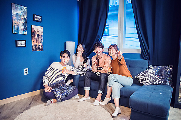 포토 JPG 주간 전신 커플 응시 여자 남자 대학생 포즈 액자 모션 대학생라이프 맥주 실내 미소 웃음 사람 앉기 여러명 20대 성인 앞모습 옆모습 캐주얼 파란색 친구 청춘 소파 파티 놀람 한국인 마시기 가리킴 창가 즐거움 맥주병 홈파티 성인만 레이어드홈 국내포토 자연요소 학생 라이프스타일 시선 옷 감정 뷰포인트 컬러 다수 컨셉 의자 창문 관계 술병 주류 표정 동양인 손짓 이벤트 청년 내부 파일형식