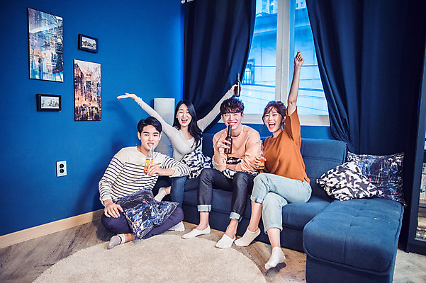 포토 JPG 주간 전신 커플 응시 여자 남자 대학생 포즈 쿠션 모션 대학생라이프 맥주 실내 웃음 들기 사람 앉기 여러명 20대 성인 앞모습 옆모습 캐주얼 파란색 친구 청춘 소파 파티 손들기 한국인 마시기 다리꼬기 커튼 창가 즐거움 맥주병 홈파티 성인만 레이어드홈 국내포토 자연요소 학생 라이프스타일 시선 옷 감정 뷰포인트 컬러 다수 컨셉 의자 창문 관계 술병 주류 표정 동양인 이벤트 청년 내부 파일형식