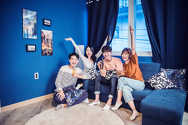 포토 JPG 주간 전신 커플 응시 여자 남자 대학생 포즈 액자 쿠션 모션 대학생라이프 맥주 실내 웃음 들기 사람 앉기 여러명 20대 성인 앞모습 옆모습 캐주얼 파란색 친구 청춘 소파 파티 손들기 한국인 마시기 다리꼬기 커튼 창가 즐거움 맥주잔 맥주병 홈파티 성인만 레이어드홈 국내포토 자연요소 학생 라이프스타일 시선 옷 감정 뷰포인트 컬러 다수 컨셉 술잔 의자 창문 관계 술병 주류 표정 동양인 이벤트 청년 내부 파일형식