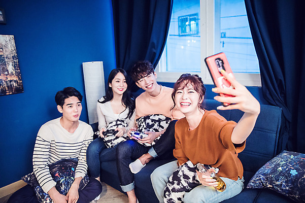 포토 JPG 주간 전신 커플 응시 여자 남자 대학생 포즈 쿠션 모션 대학생라이프 실내 미소 웃음 들기 사람 앉기 여러명 상반신 20대 성인 앞모습 옆모습 캐주얼 파란색 친구 스마트폰 청춘 소파 하이앵글 파티 한국인 셀프카메라 창가 즐거움 맥주병 홈파티 성인만 단체사진 국내포토 자연요소 학생 라이프스타일 시선 옷 감정 뷰포인트 컬러 다수 컨셉 의자 창문 관계 술병 맥주 표정 동양인 이벤트 청년 내부 핸드폰 스마트기기 사진촬영 기념사진 파일형식