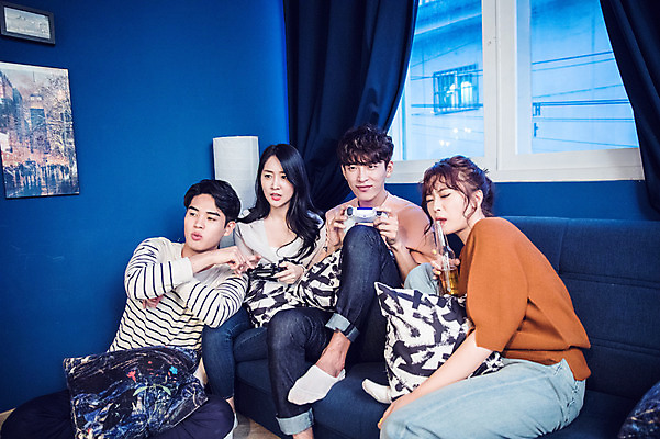 포토 JPG 주간 전신 커플 응시 여자 남자 대학생 포즈 모션 대학생라이프 맥주 실내 미소 들기 사람 앉기 여러명 상반신 20대 성인 앞모습 옆모습 캐주얼 파란색 친구 청춘 소파 파티 경쟁 한국인 마시기 게임 게임기 집중 맥주병 맞대결 조종장치 홈파티 성인만 국내포토 자연요소 학생 라이프스타일 시선 옷 뷰포인트 컬러 다수 컨셉 의자 관계 놀이 술병 주류 표정 동양인 이벤트 청년 내부 장비 파일형식