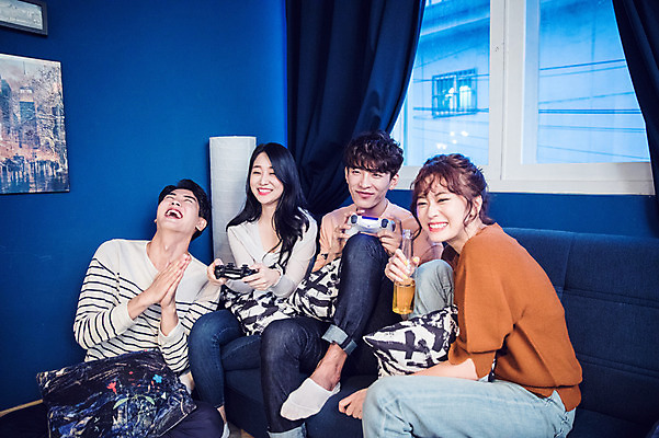 포토 JPG 주간 전신 커플 여자 남자 대학생 포즈 모션 대학생라이프 맥주 실내 웃음 들기 사람 앉기 여러명 상반신 20대 성인 앞모습 옆모습 캐주얼 파란색 친구 청춘 소파 파티 한국인 게임 게임기 집중 창가 즐거움 맥주병 맞대결 조종장치 홈파티 성인만 국내포토 자연요소 학생 라이프스타일 옷 감정 뷰포인트 컬러 다수 컨셉 의자 창문 관계 놀이 술병 주류 표정 동양인 이벤트 청년 내부 장비 파일형식