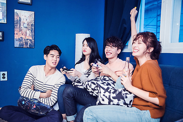 포토 JPG 주간 커플 여자 남자 대학생 포즈 모션 대학생라이프 실내 들기 사람 앉기 여러명 상반신 20대 성인 앞모습 옆모습 캐주얼 파란색 친구 청춘 소파 파티 손들기 한국인 슬픔 게임 우승 찡그림 게임기 집중 즐거움 맥주병 조종장치 홈파티 성인만 국내포토 자연요소 학생 라이프스타일 옷 감정 뷰포인트 컬러 다수 컨셉 의자 관계 놀이 술병 맥주 표정 동양인 이벤트 청년 내부 장비 최고 파일형식
